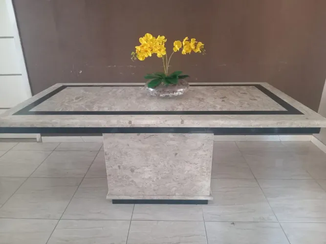Mesa de mármore semi nova