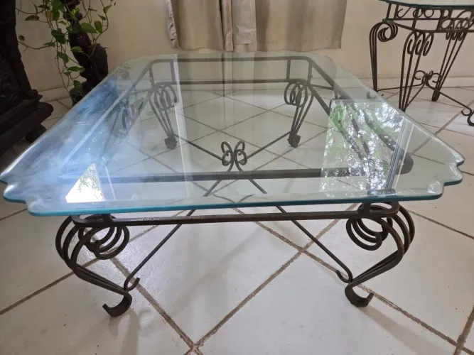 Mesa de centro com vidro bisotado