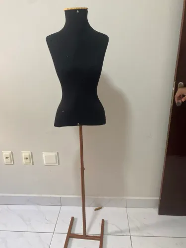 Busto manequim feminino com base pedestal