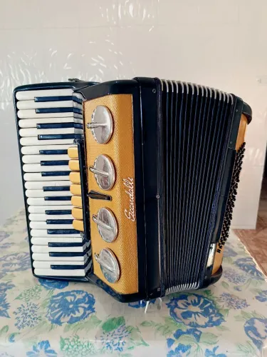 Acordeon sanfona 80 baixos italiana pintura alto motivo bem pintada