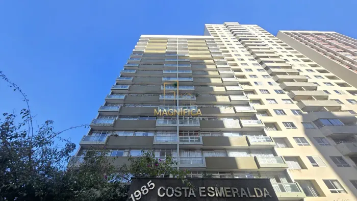 Localizado no Edifício Costa Esmeralda, no charmoso bairro Bigorrilho, este apartamento re
