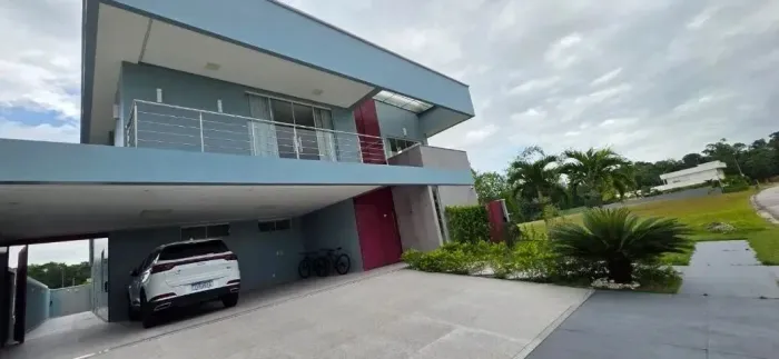 Cond. Jardins Coimbra, 468m², 4 suítes (todas com closet) e 3 vagas de garagem.