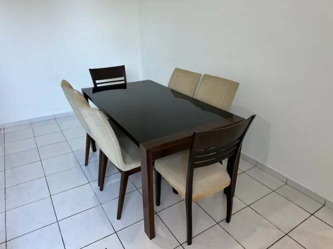 Mesa de jantar com 6 cadeiras