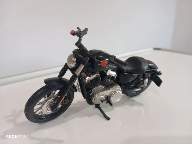 Miniatura Harley-Davidson XL 1200N Nightster 2007 - Maisto - escala 1/18