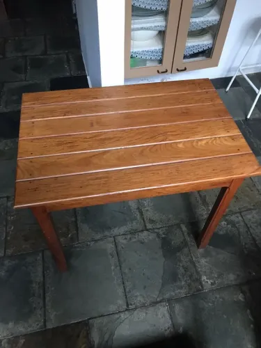 Mesa Madeira 90x61 2 bancos R$1.200,00