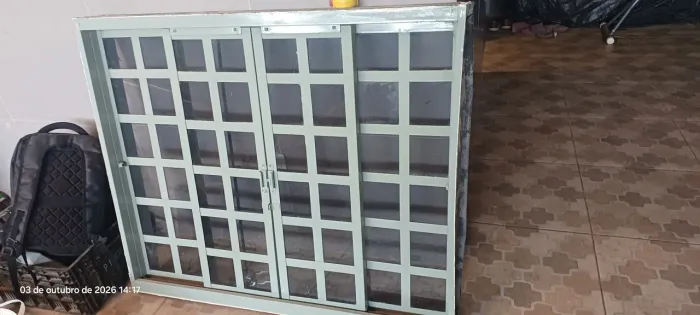 Janela 100x120 de aço de correr quadriculada