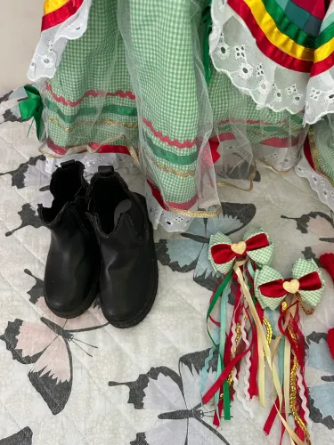 Vestido junino q acompanha bota, laço e meia