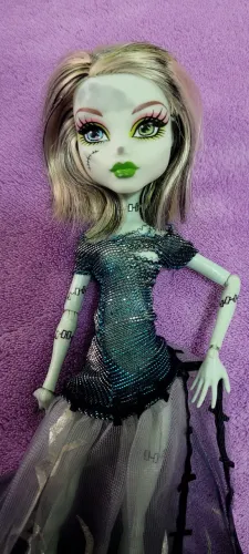 Frankie Stein Ghouls Rule, lançada em 2012 Mattel, possui uma pequena mancha na testa