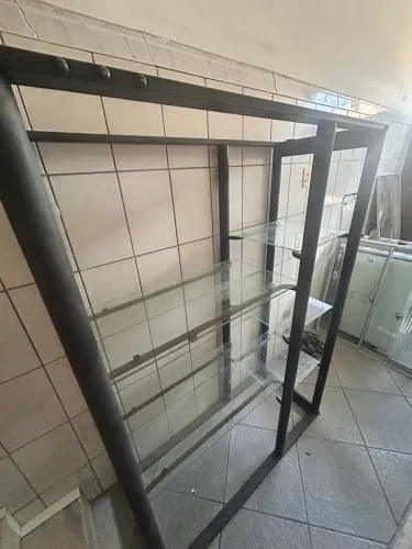 Estante tubular com vidro