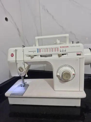 Máquina de costura singer facilita 127v