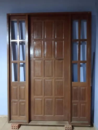 Para venda, porta de Madeira nova, com 1,60 de largura e 2,13 de Altura.