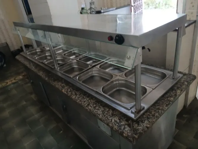Dois buffets de restaurante, um quente e outro frio.