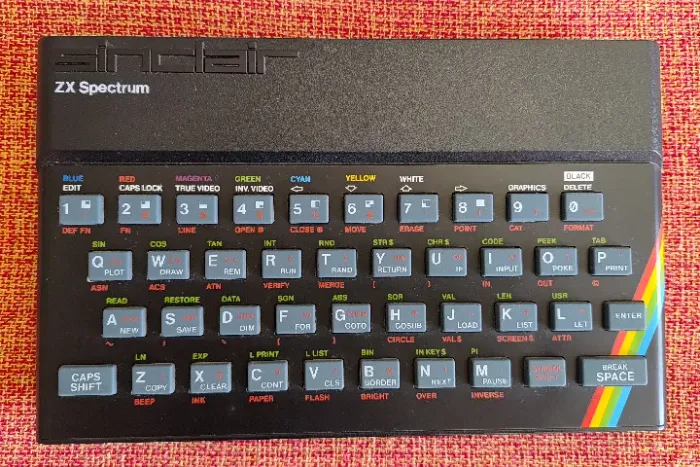 Console Sinclair ZX SPECTRUM 16Kb, Original Inglês ( UK ) - ( Tipo Tk90x / TK95 ) - Ruim /
