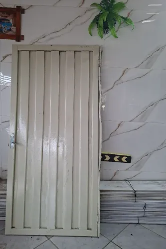 Portão social grande com fechadura