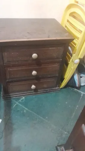Vende se um criado de sucupira