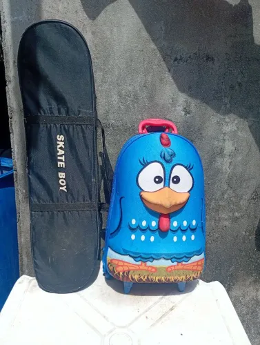 brinquedos e cadeirinha