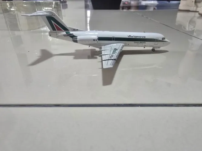 Miniatura Fokker 70 Avianova/Alitalia 1/200 JC Wings