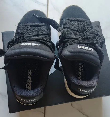 Tênis unissex Adidas, número 35.