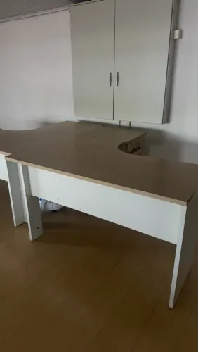Mesas de escritório e armários