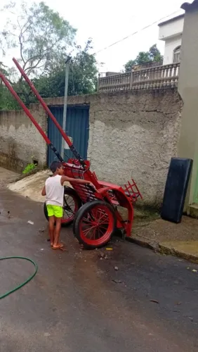 Charrete vermelha Em perfeito estado
