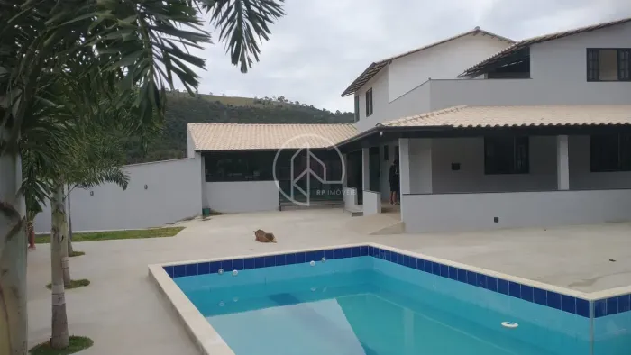 Imóvel para venda tem 180 metros quadrados com 3 quartos