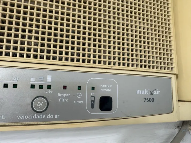 Ar-condicionado de janela Cônsul 7500 BTUs (com controle)