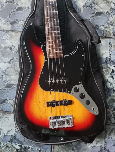 Baixo Squier Jazz Bass By Fender 5 cordas