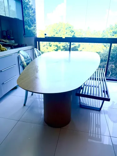 Mesa com banco madeira e duas cadeiras