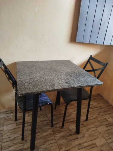 vende-se mesa de marmore com 4 cadeiras