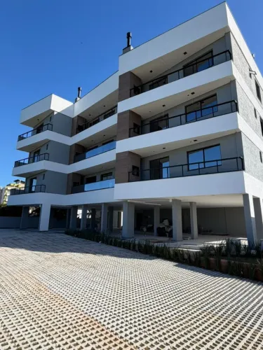 Apartamento com 2 quartos + sacada à 80 metros da Praia do Santinho! Confira!