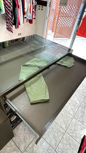 Balcão vitrine em MDF. Excelente estado de conservação. PRA SAIR DE 2.500,00 POR 500,00