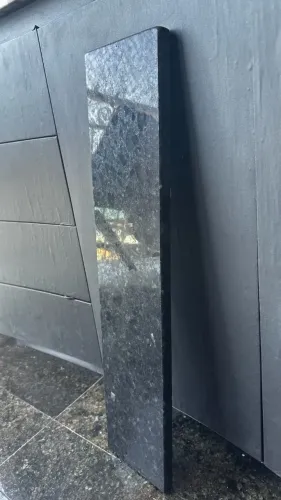 Soleira Pedra de granito preto com pontos verde Ubatuba