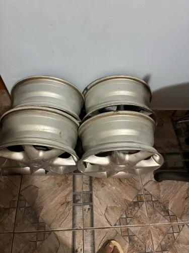 Rodas  em perfeito estado, fazendo no precinho p levar ? 
