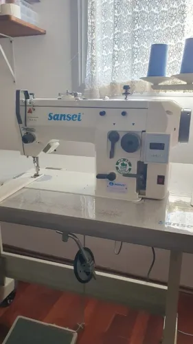 Máquina de costura industrial Sansei zig-zag e reta, com lubrificação automática.