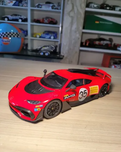 Miniatura 1:18 Mercedes Amg one Red pig rara #35  edição ivy custom