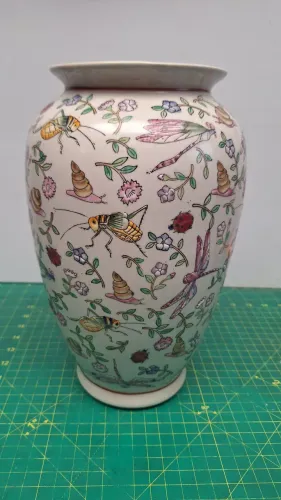Lindo vaso chines com figuras em relevo 30 cm 