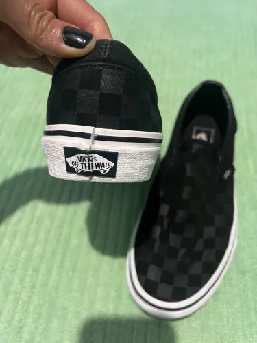 Tênis Vans preto Nº 37/38, em ótimo estado de conservação R$ 150,00.