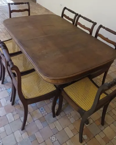 Mesa jantar em madeira com 08 cadeiras com abertura sendo 1,60 fechada e 2,10 aberta.0,80a