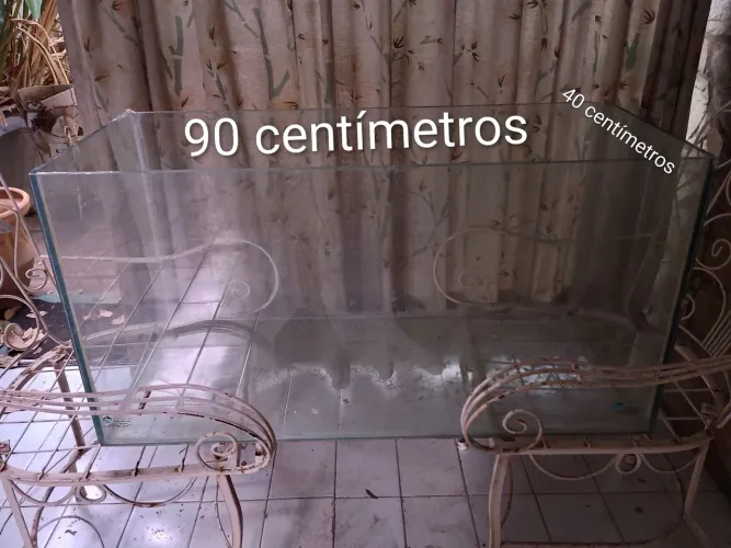 AQUÁRIO COM 90 CENTÍMETROS DE COMPRIMENTO POR 40 DE LARGURA , DE VIDRO 