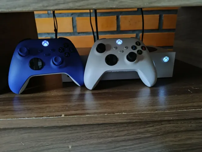 Xbox Series S 512 GB com 2 controles e 33 jogos no HD