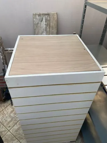 Gôndolas caneladas cubo