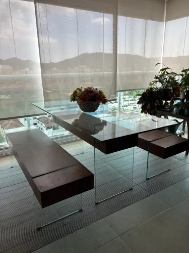 Mesa de jantar e bancos de vidro com madeira de demolição 1,80x80