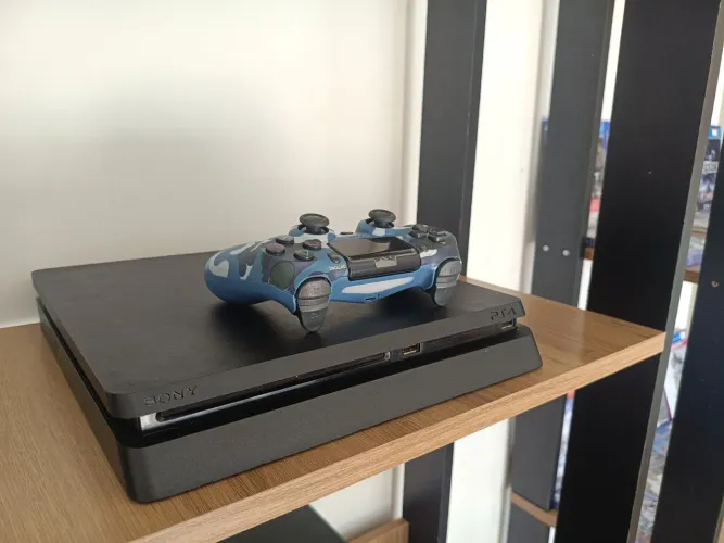 Ps4 slim impecável 1TB de armazenamento + controle 