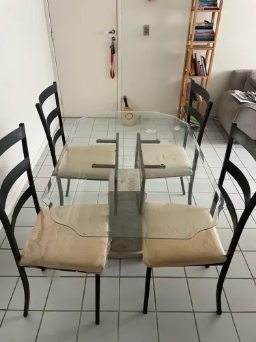 Mesa com 4 cadeiras