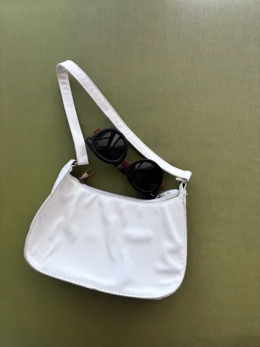 Bolsa e óculos por 20 reais
