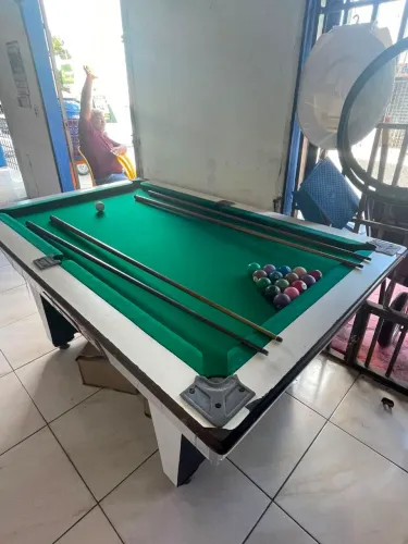 Mesa de sinuca com 4 tacos e 15 bolas
