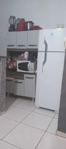 Geladeira e armário de cozinha