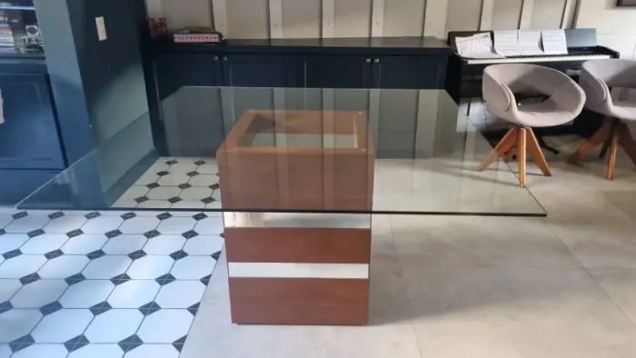 Mesa de jantar quadrada com tampo em vidro
