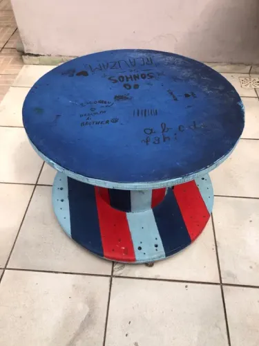 Mesa em madeira de demolição pintada 