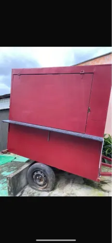 Trailer comercial vermelho